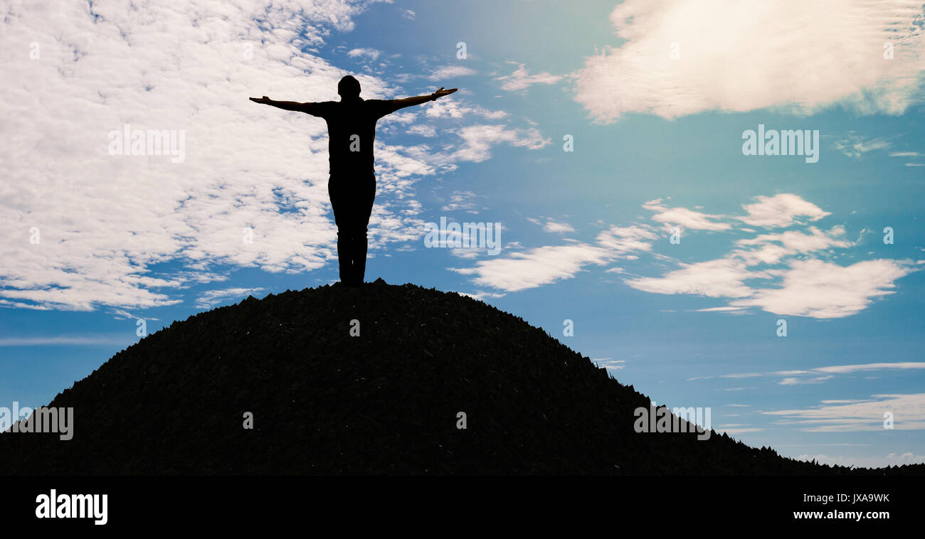 L'homme silhouette bras ouverts tout seul sur la colline Banque D'Images