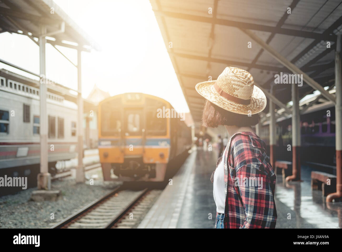 Jolie femme attendant le train à la gare pour le voyage en été. Concept de voyage. Banque D'Images