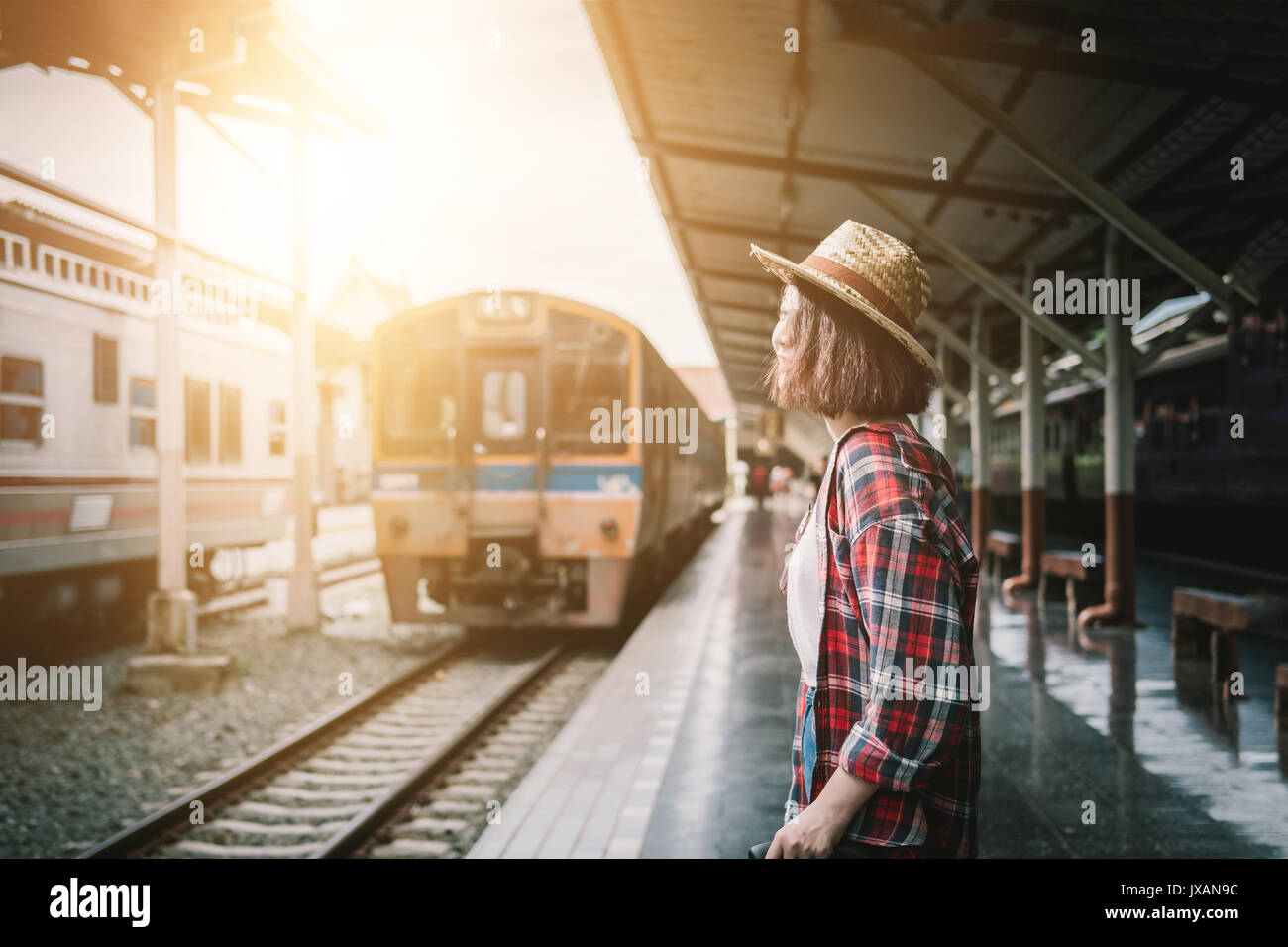 Jolie femme attendant le train à la gare pour le voyage en été. Concept de voyage. Banque D'Images