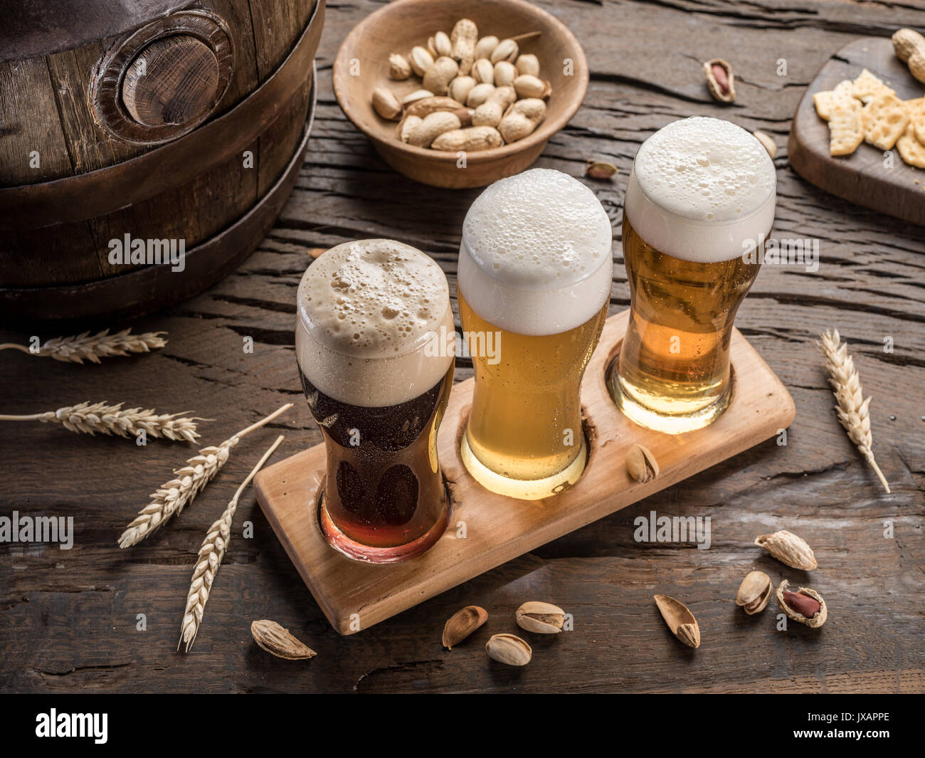 Verres de bière et des collations sur la table en bois. Vue d'en haut. Banque D'Images