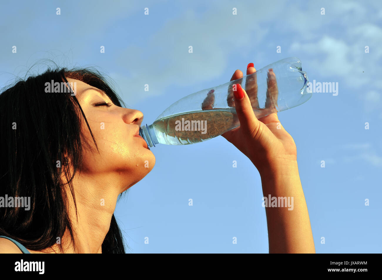 La Soif.soif d'eau froide dans un verre de fille chaude journée Banque D'Images