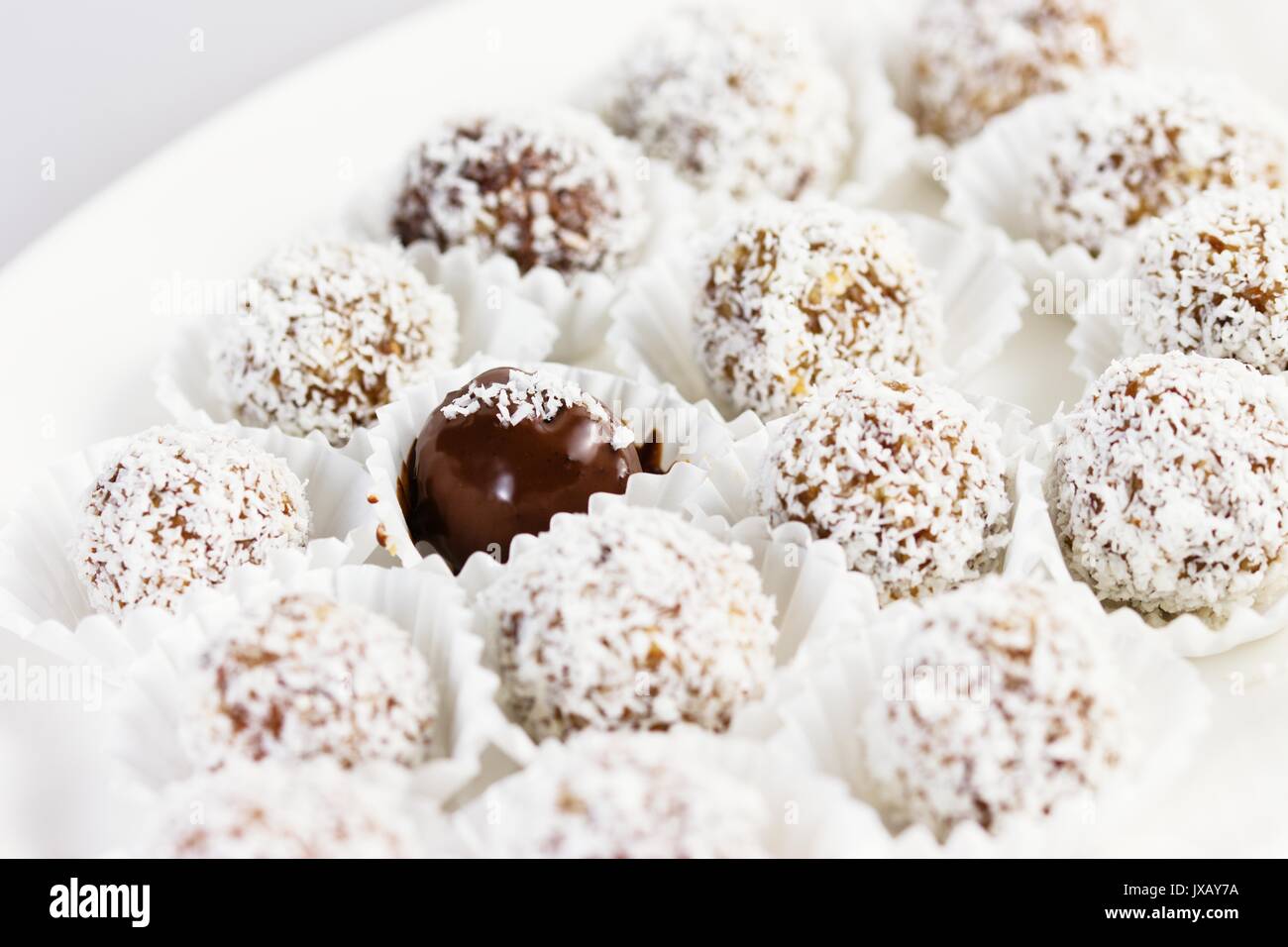 Date et d'amande de coco au sol en pralines Banque D'Images