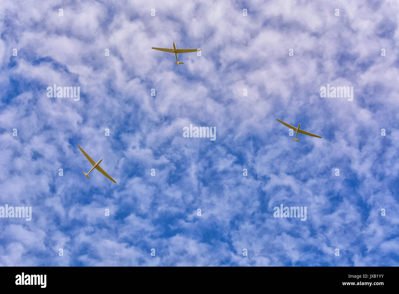 3 planeurs dans le ciel bleu. Appareil de voler avec un planeur en utilisant le thermique. Banque D'Images