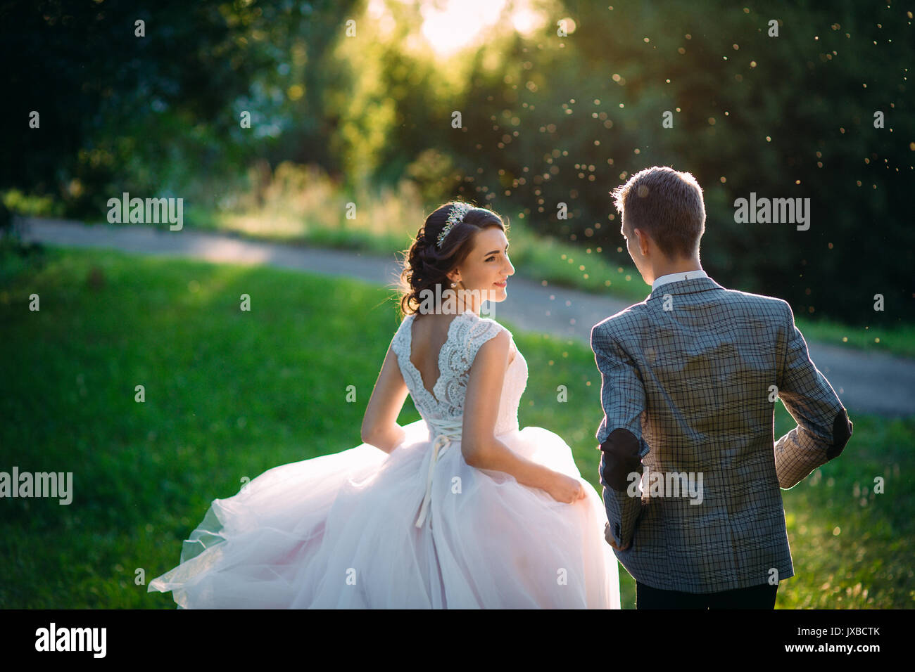 Aimer juste mari couple hipster en robe de mariage et de costume