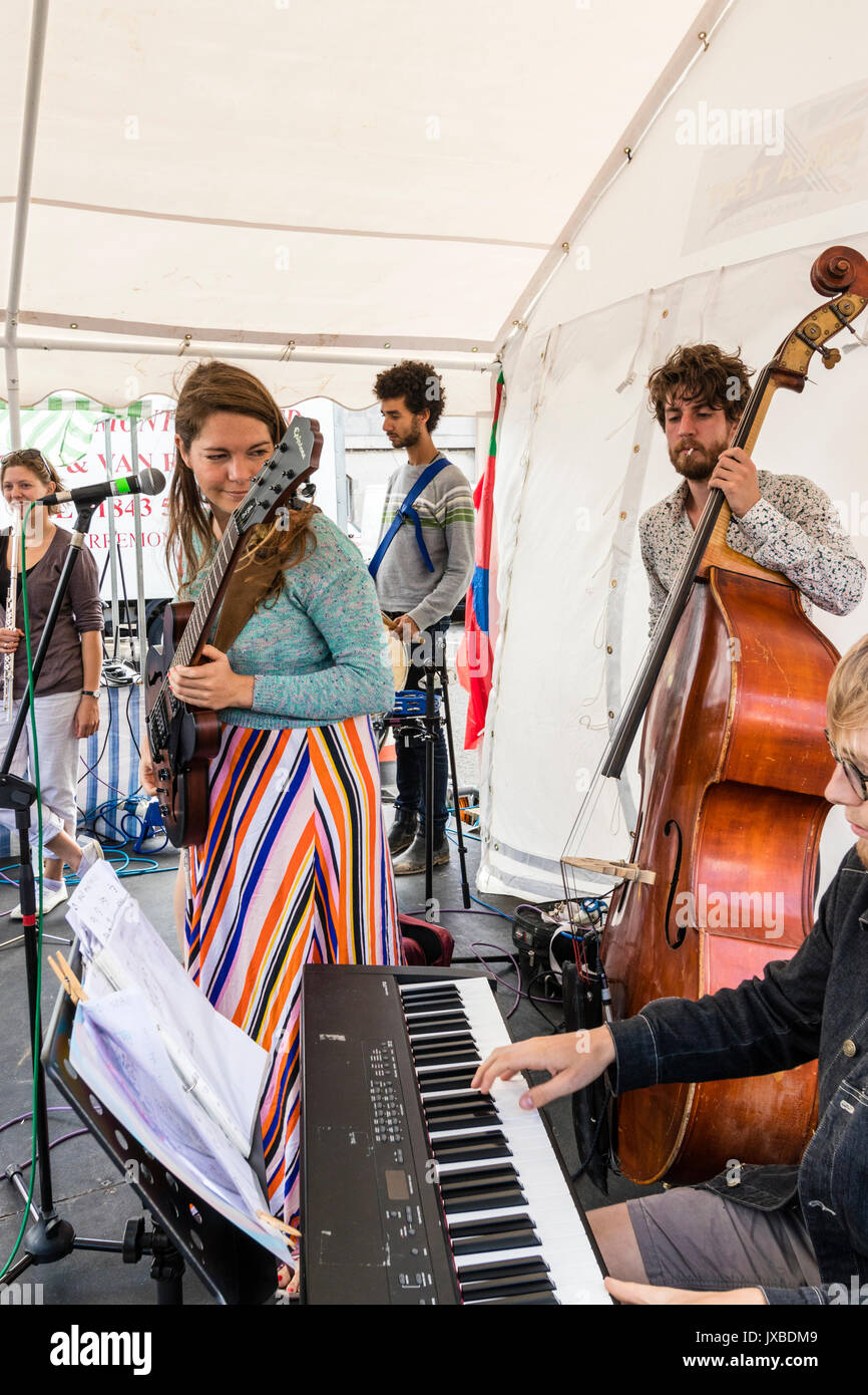 Groupe de jazz, vivaneaux chien Gator, réalisation tente ouverte de Ramsgate Festival en journée. Vue latérale de la queue de bande avec orgue et le guitariste le plus proche. Banque D'Images