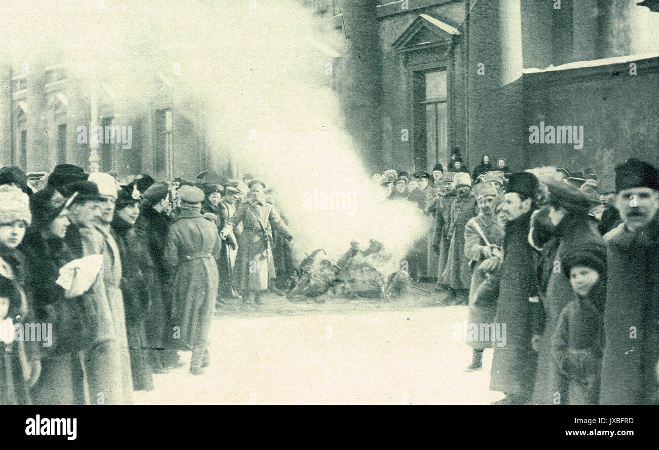 Combustion des Eagles Palace & autres symboles impériaux, Petrograd Banque D'Images