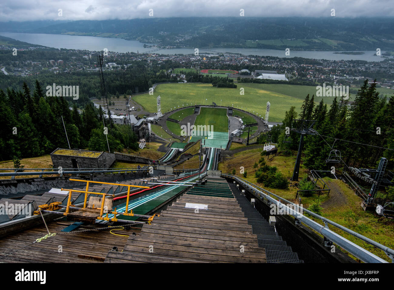 La vue depuis le sommet du saut à ski olympique de Lillehammer pendant l'été, Norvège. Banque D'Images