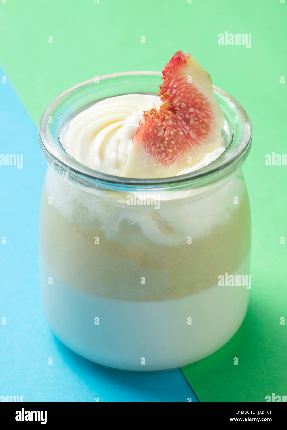 Des pâtisseries françaises Delious avec fond coloré Banque D'Images