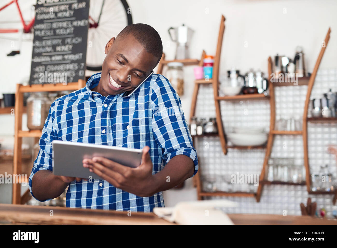 Les jeunes entrepreneurs de l'Afrique à l'œuvre dans son cafe Banque D'Images
