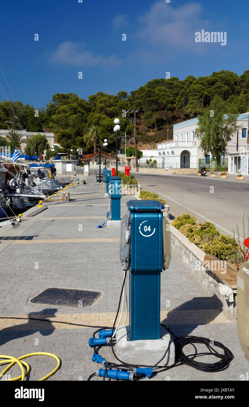 Brancher l'électricité points, Port, Lakki Lakki, Leros, Dodécanèse, Grèce. Banque D'Images