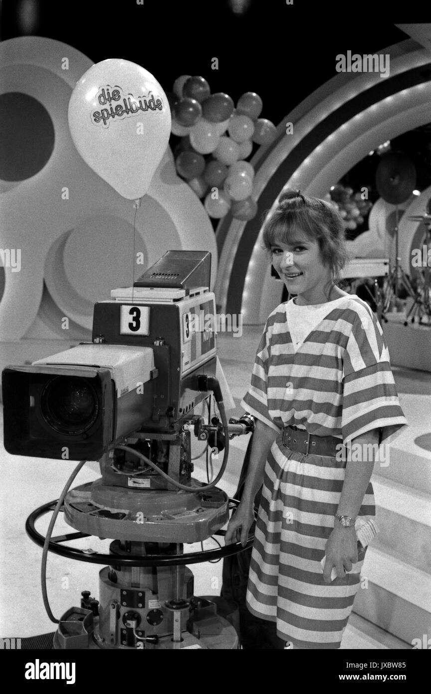 Die Spielbude, Unterhaltungsserie, Deutschland 1982 - 1989, hier :  Moderatorin Gina Stephan an der Kamera Photo Stock - Alamy