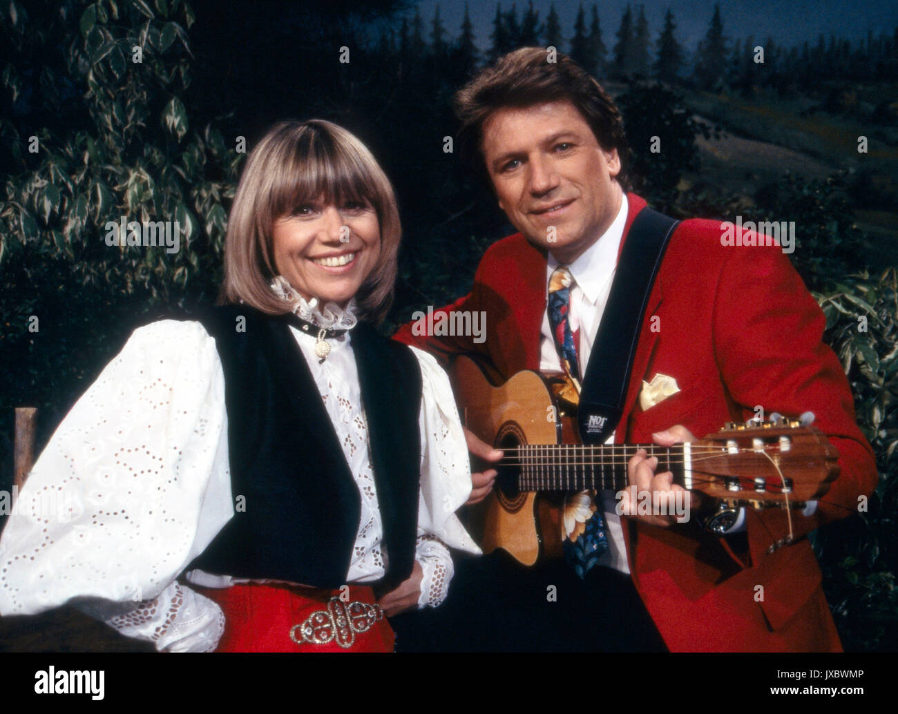 Deutsches Schlagerduo Monika Hauff und Klaus Dieter Henkler, Deutschland 1990er Jahre. Schlager allemand duo Hauff et Henkler, l'Allemagne des années 1990. Banque D'Images
