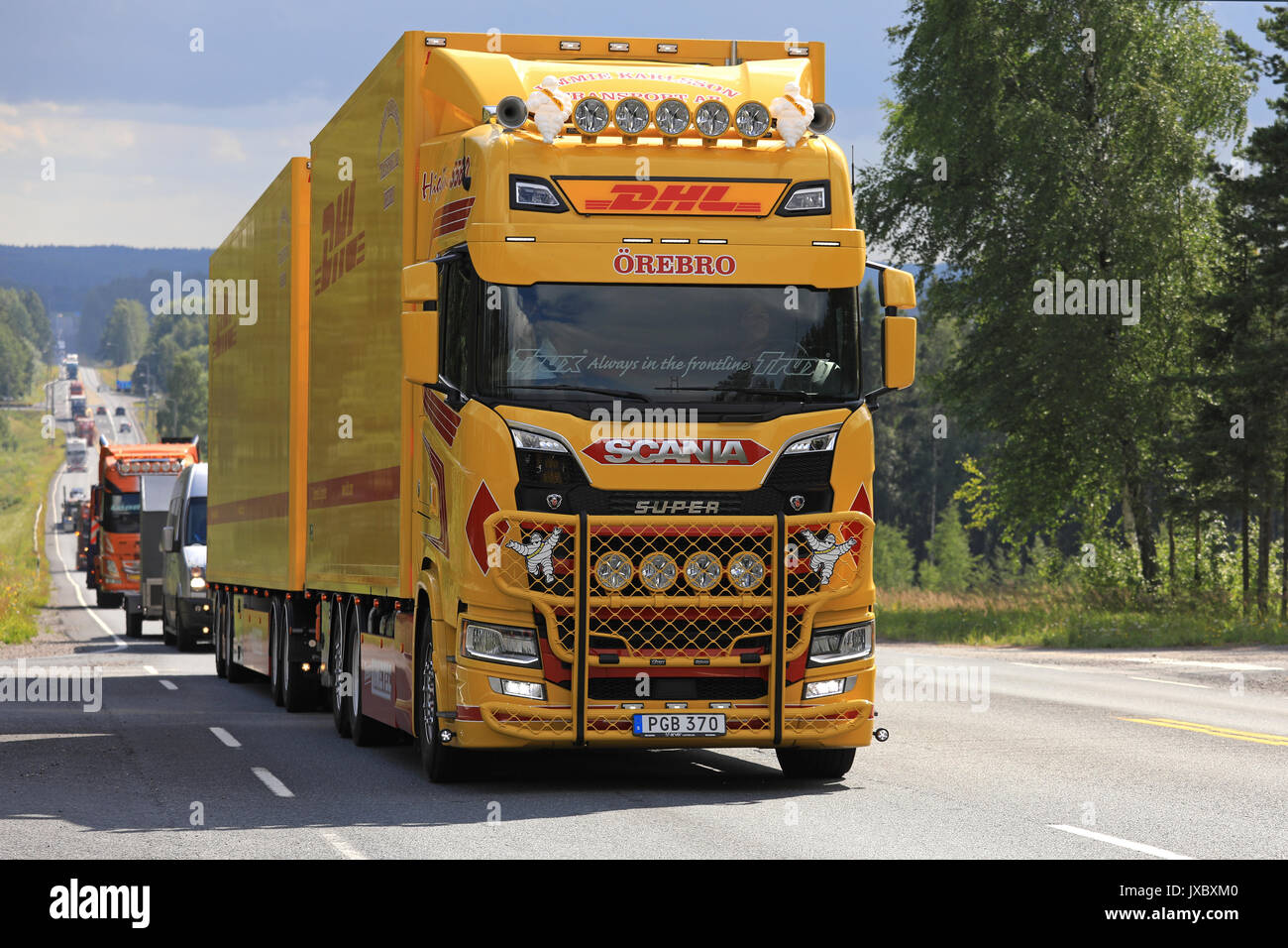 Kokemäki, FINLANDE - le 10 août 2017 : Next Generation Scania P580 de Jimmie Karlsson Transport AB pour DHL prend part dans le camion convoi à l'assemblée Banque D'Images