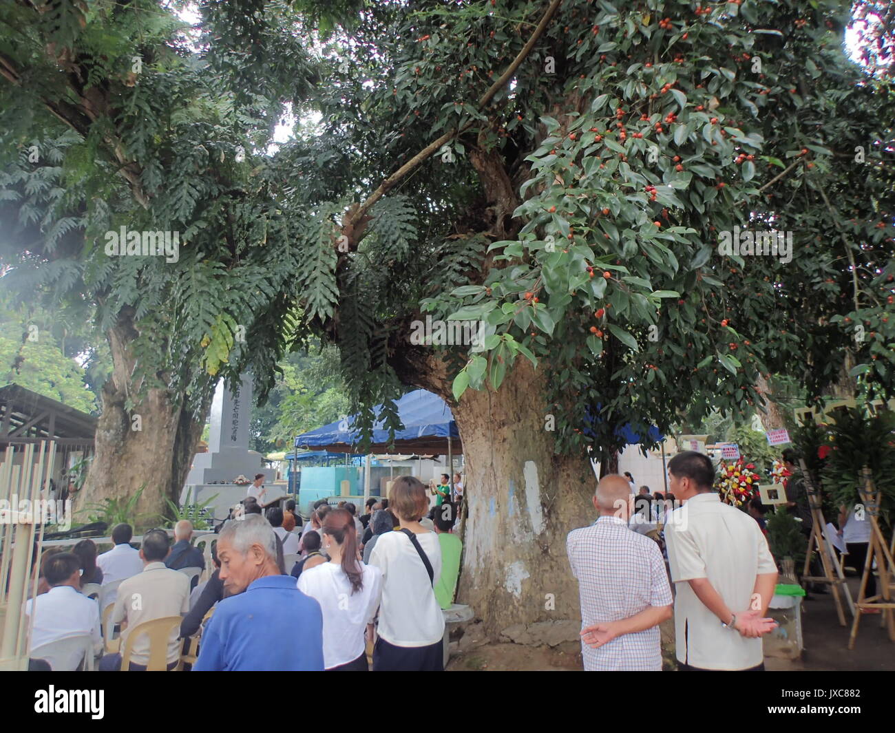 Davao City, Philippines. Août 15, 2017. Des centaines de deuxième et troisième génération de la guerre 27-31 avec les Philippins 2 descendants japonais dans la ville de Davao commémore 'Ireisai' ou 'Memorial' Service à leurs proches défunts qui reposent en paix au cimetière de malade mental à Taichung. Malade mental est le village de Little Tokyo Davao avant-guerre où la communauté contribue dans le cityhood de Davao à travers l'industrie de l'abaca que les Japonais ont aidé à s'épanouir. Credit : PACIFIC PRESS/Alamy Live News Banque D'Images