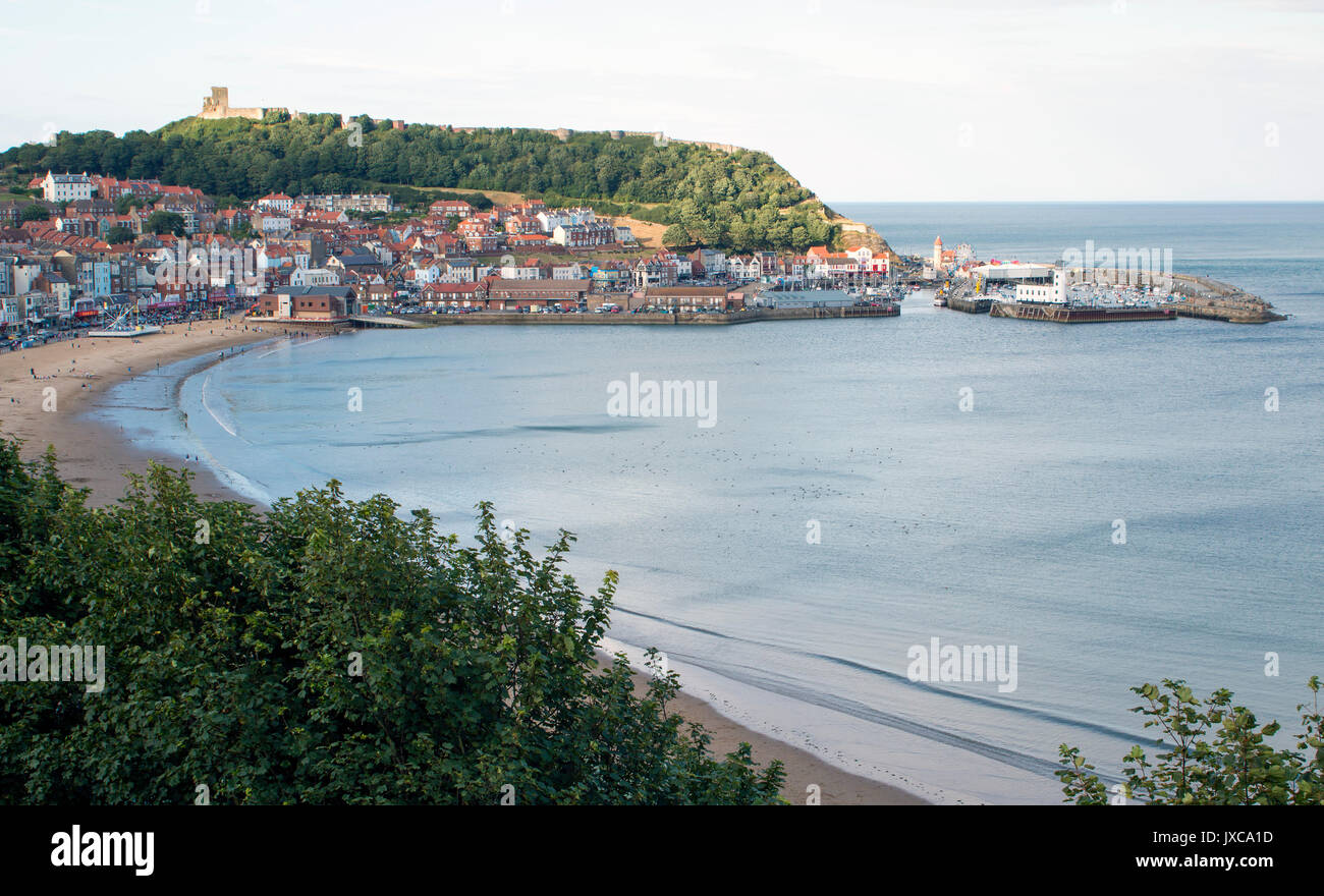 Scarborough, North Yorkshire, UK - Aug 8, 2016 : Avis de la baie sud de Scarborough montrant la plage, le port et le château Banque D'Images