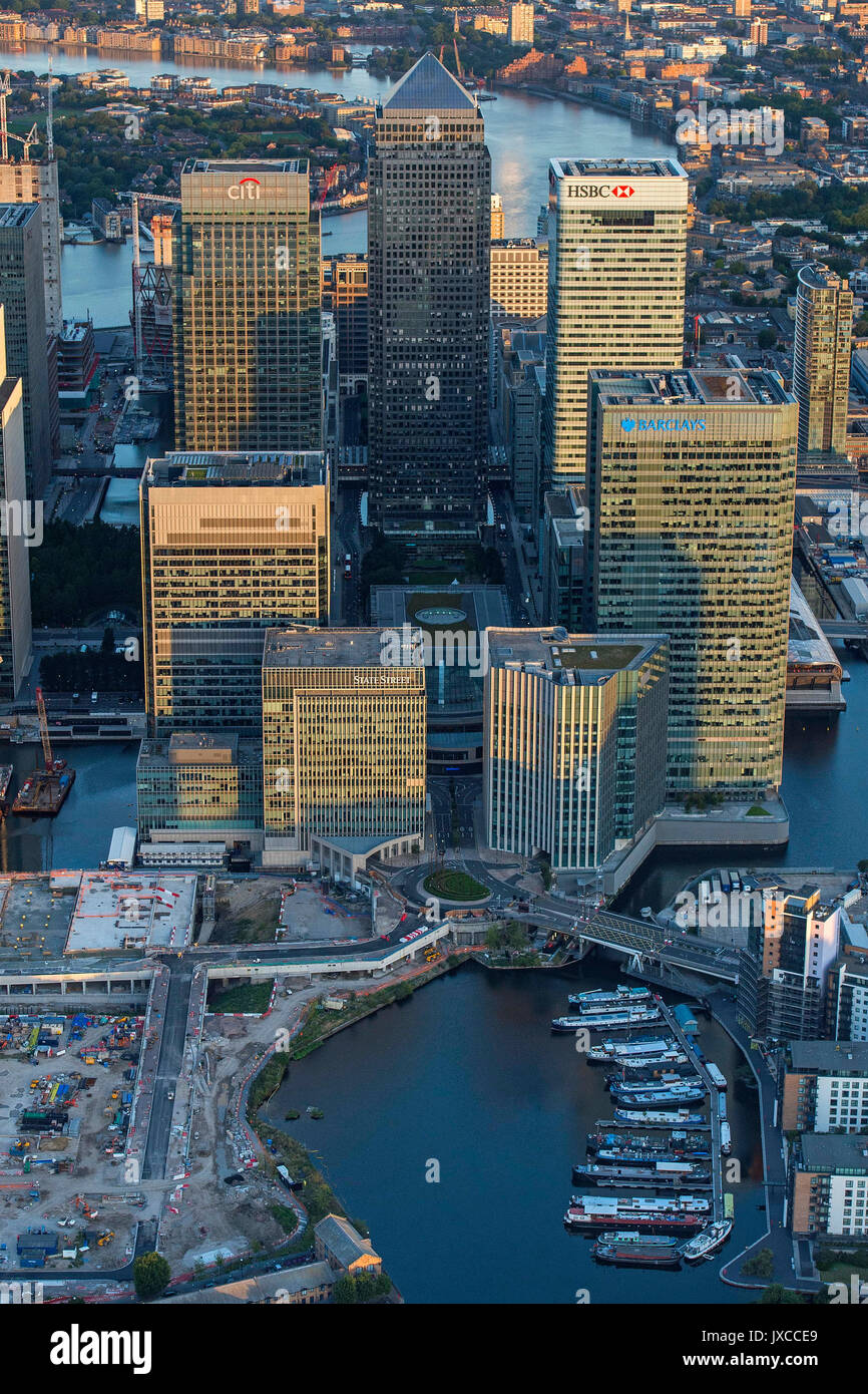 Une vue aérienne du bassin de Blackwall (parfois appelé West India Quay) et les bureaux de la HSBC, Barclays, Citi et une Canary Wharf à Canary Wharf, Londres est, au lever du soleil. Banque D'Images