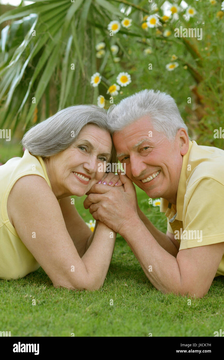 Senior couple lying on meadow Banque D'Images