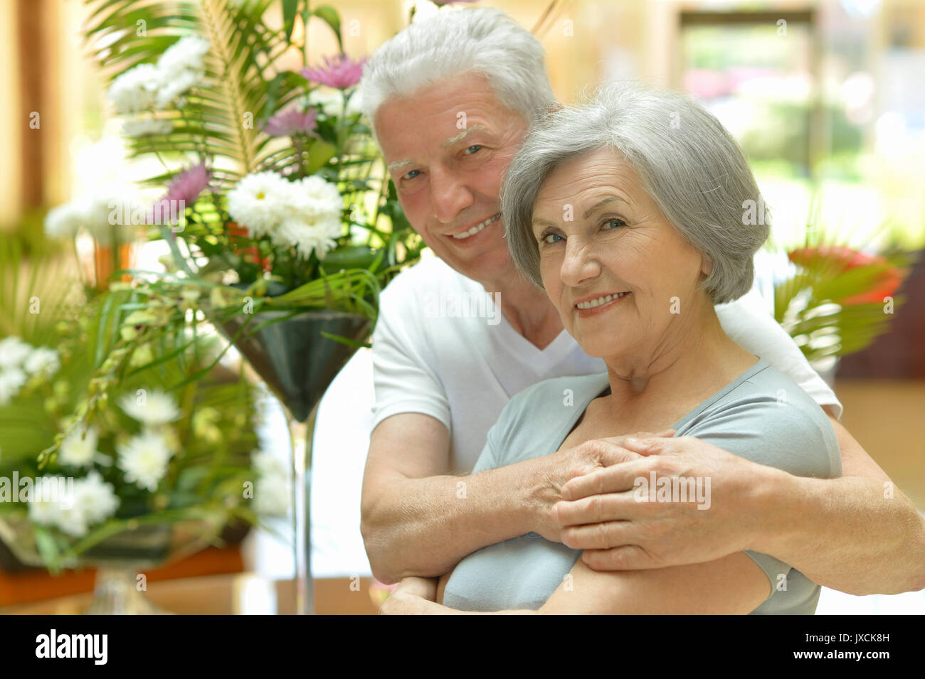 Happy senior couple hugging Banque D'Images