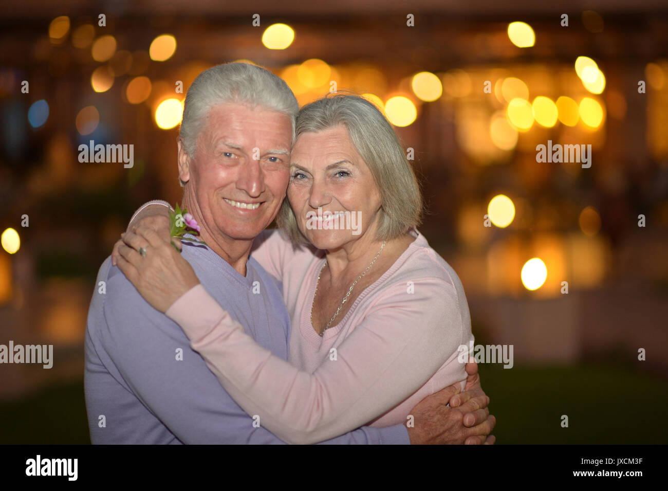 Senior couple hugging Banque D'Images