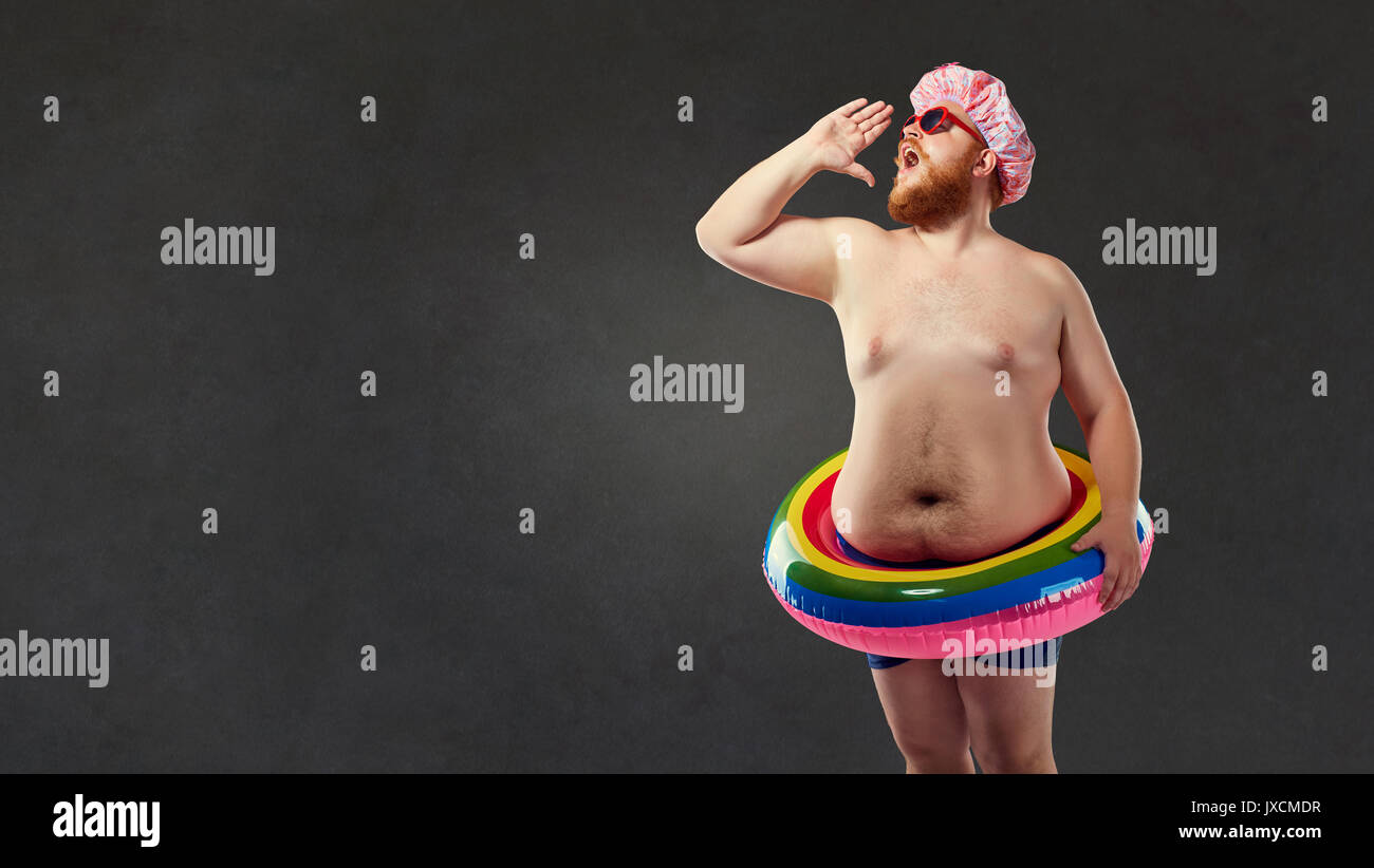 Fat Man dans un maillot de bain, d'un cercle, cris. Banque D'Images
