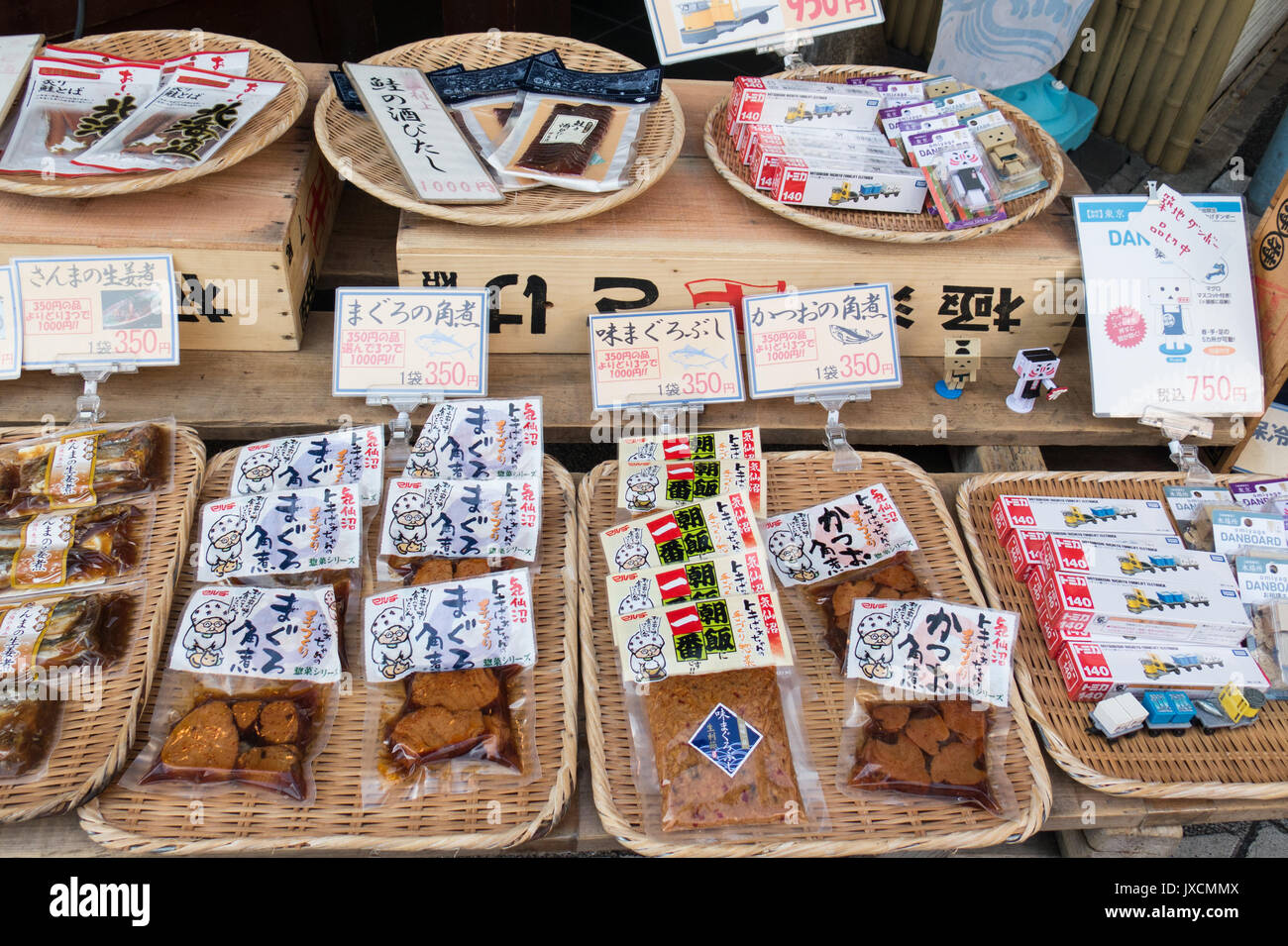 Le marché aux poissons de Tsukiji, Tokyo, Japon - 31 mars 2016 : les produits de la pêche à la vente au marché aux poissons de Tsukiji, Tokyo, Japon. Le marché aux poissons de Tsukiji est le bigges Banque D'Images