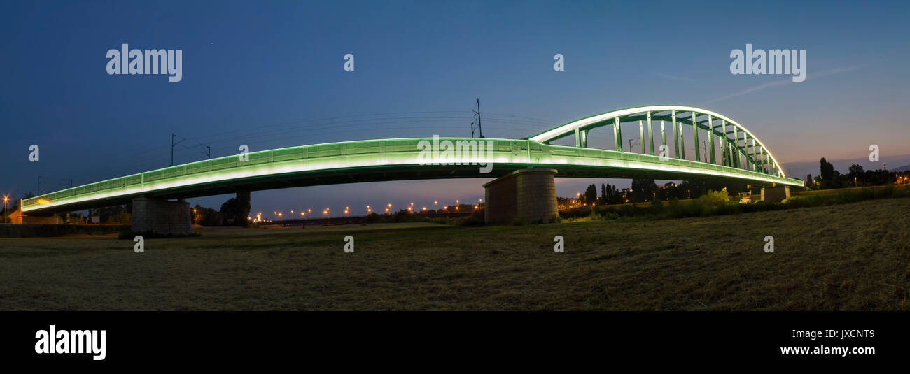 Train lumineux pont sur la rivière Sava à Zagreb Banque D'Images