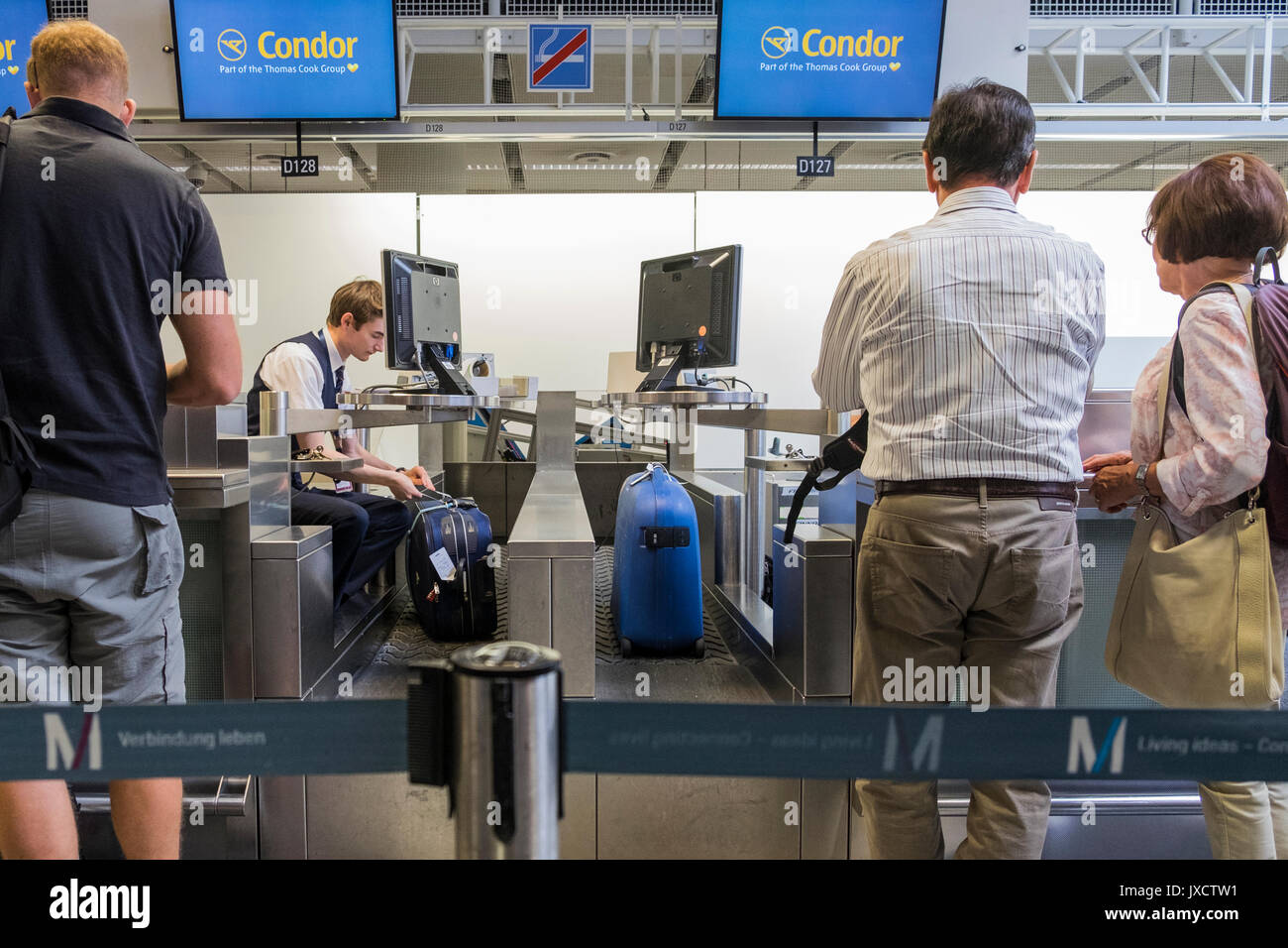 Contrôler dans des valises à l'arrivée d'un bureau à l'aéroport de Munich, Bavière, Allemagne Banque D'Images