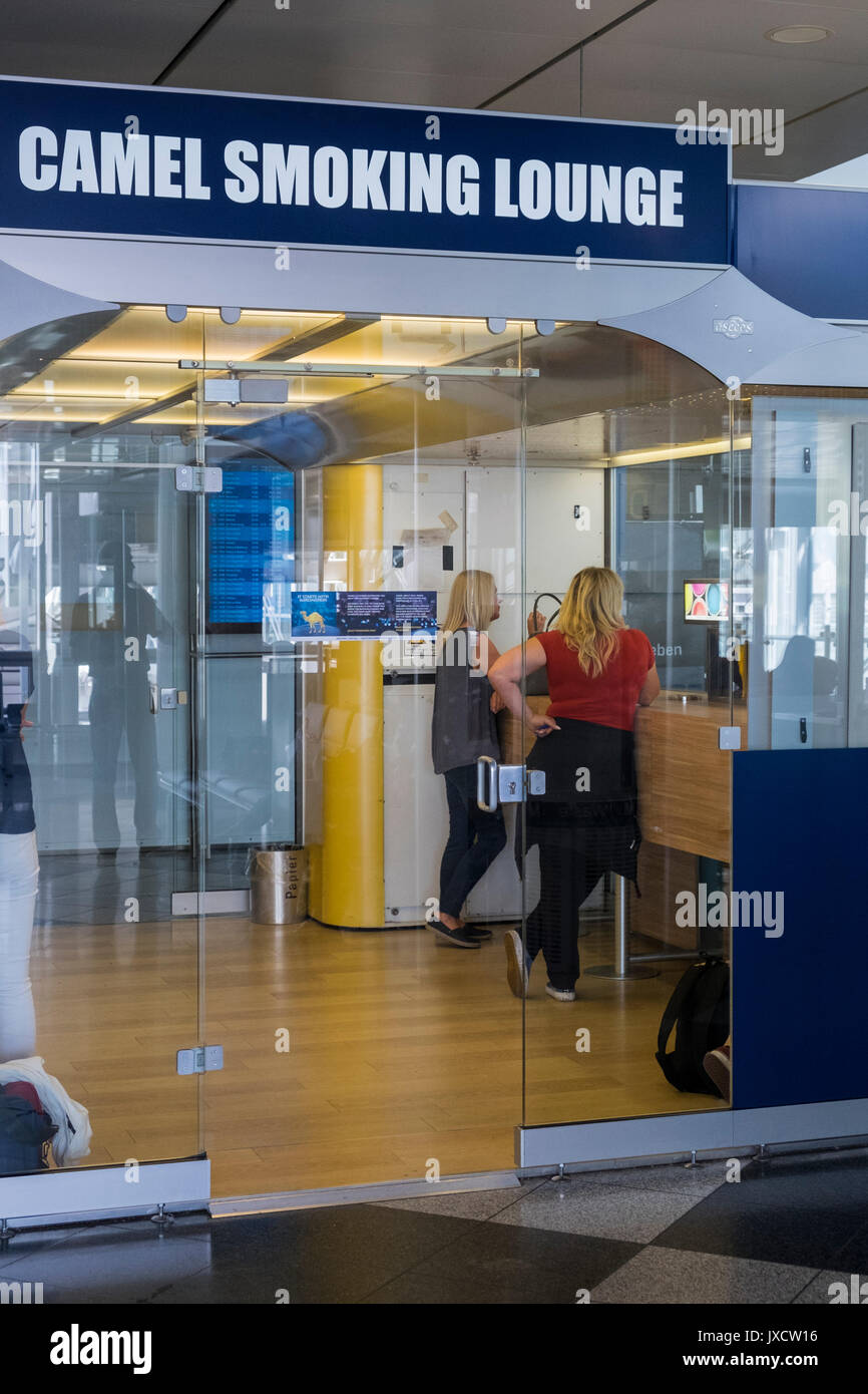 Le salon fumeurs de chameau prix au départ dans l'aéroport de Munich, Bavière, Allemagne Banque D'Images Le salon fumeurs de chameau prix au départ dans l'aéroport de Munich, Bavière, Allemagne Banque D'Images