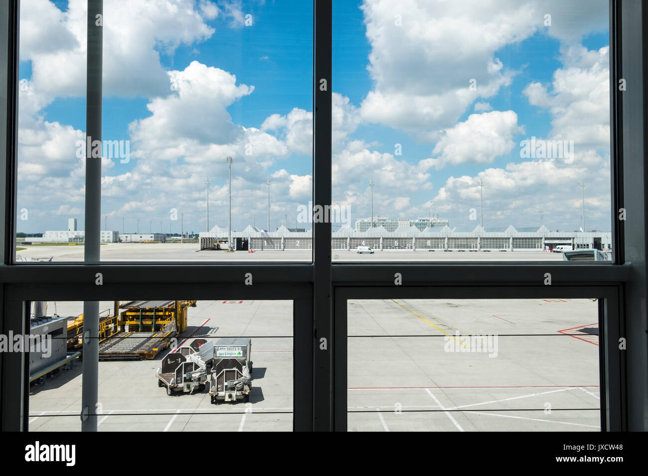 Donnant sur le tarmac de l'aérogare à l'aéroport de Munich, Bavière, Allemagne Banque D'Images