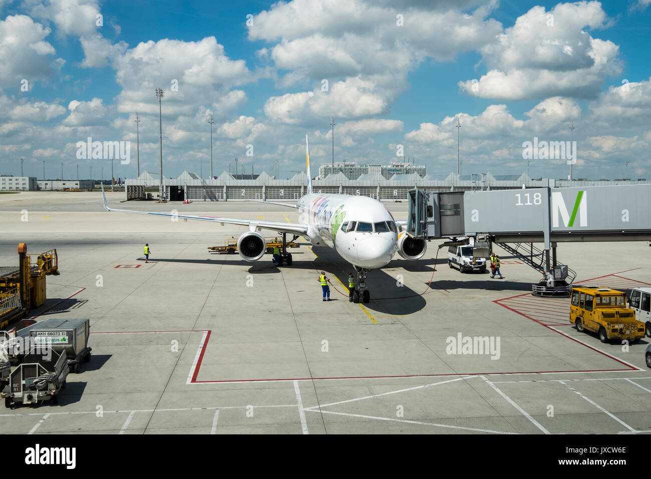 Donnant sur un Airbus A320 sur le tarmac de l'aérogare à l'aéroport de Munich, Bavière, Allemagne Banque D'Images