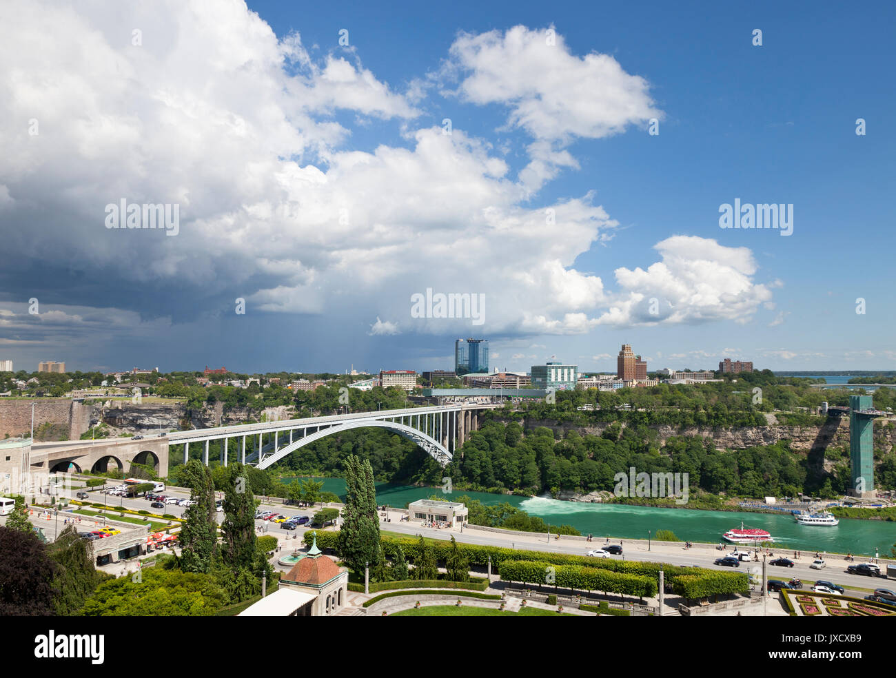 Pont en arc-en-ciel sur la rivière Niagara prises à partir de l'Ontario sur le côté canadien de la rivière avec l'État de New York USA de l'autre côté Banque D'Images