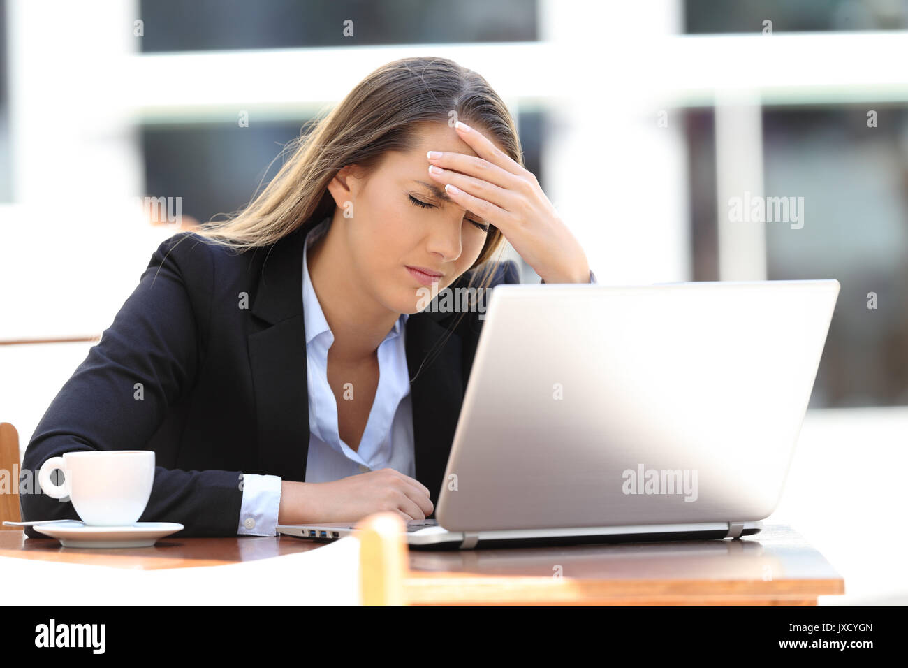 Two businesswomen souffrance chef ache assis dans un café Banque D'Images