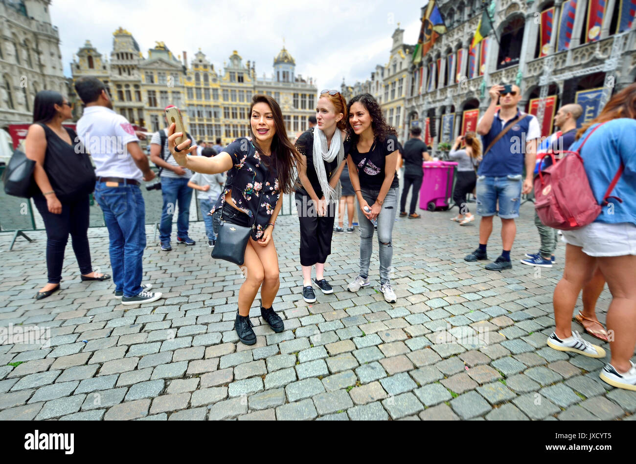 Bruxelles, Belgique. Les touristes se faisant passer pour un groupe en selfies la Grand Place Banque D'Images