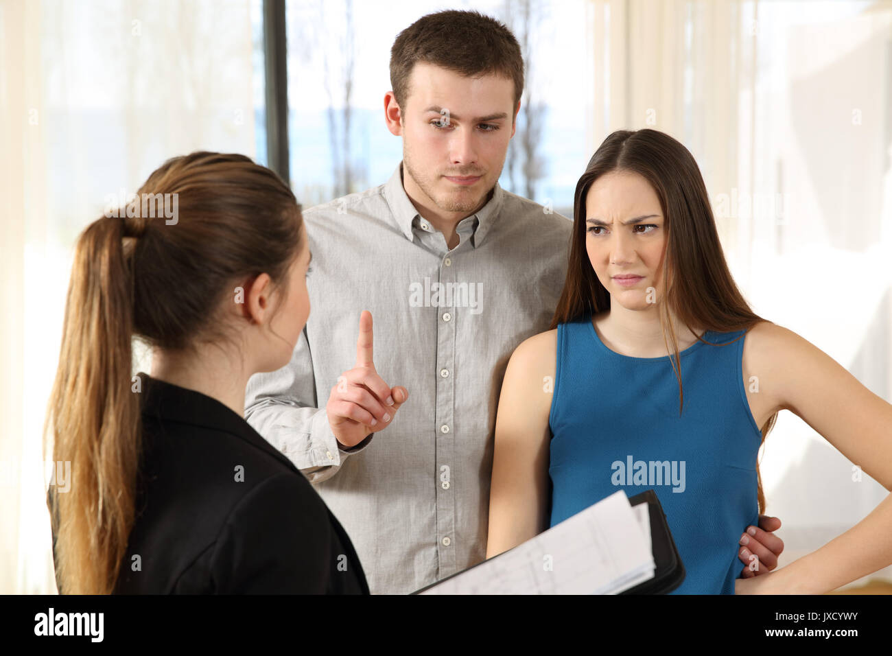 Mauvais agent immobilier qui fréquentent le mécontentement des clients dans une house interior Banque D'Images