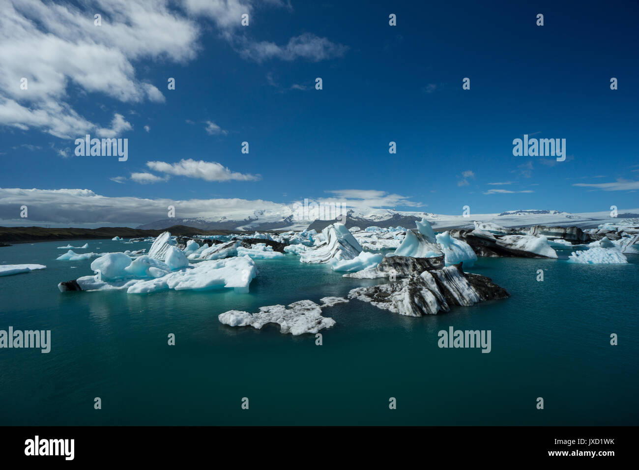Islande - Photographie aérienne d'un grand nombre d'énormes blocs de glace et l'eau bleue Banque D'Images