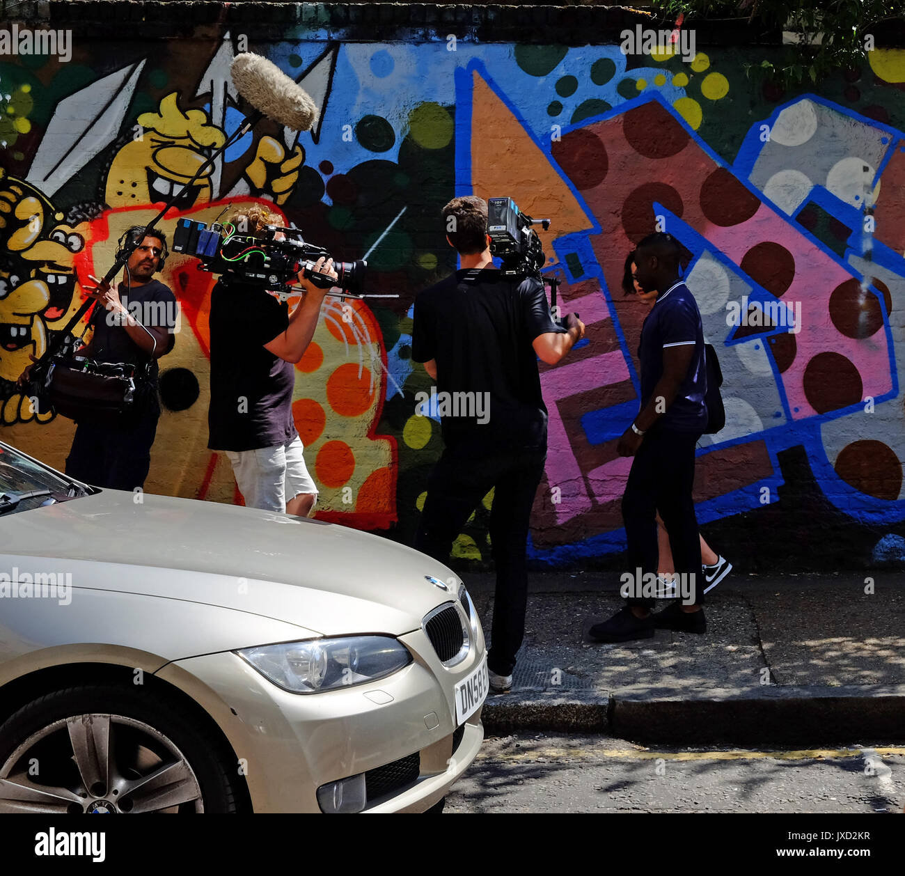 JD Billie Porter un artiste des entrevues pour la télévision à Shoreditch, dans l'East End de Londres Banque D'Images