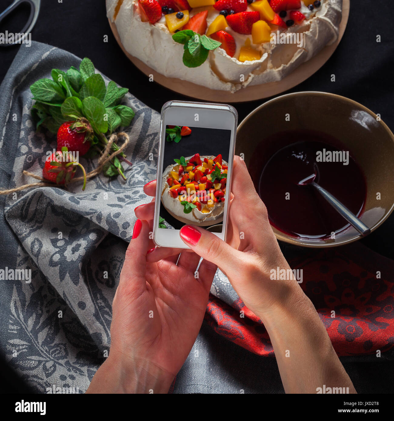 Prise de photos Pavlova gâteau sur le téléphone Banque D'Images