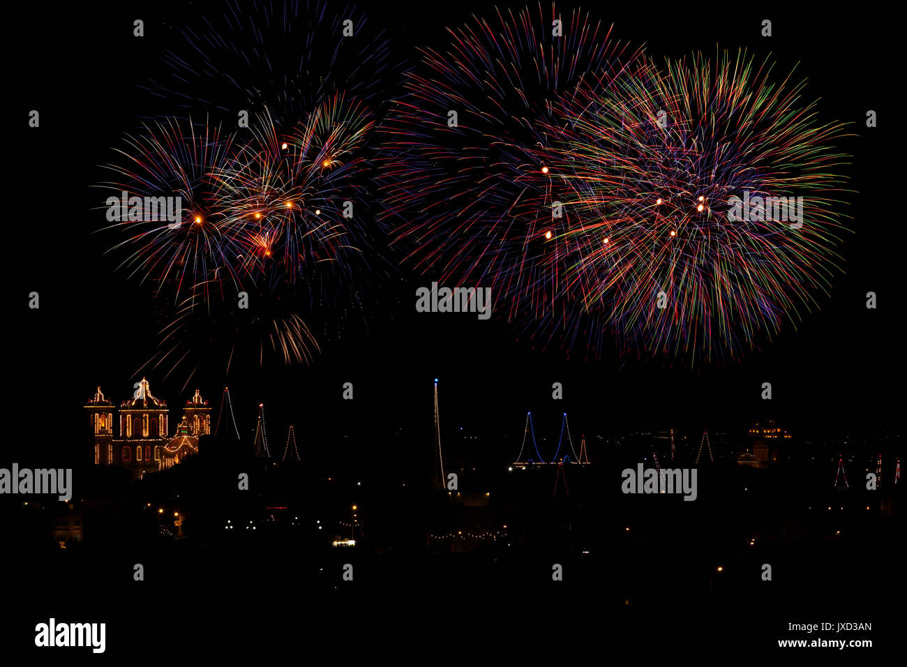 Affichage des pièces pyrotechniques pour la fête de Notre-Dame, célébrée le 15 août dans de nombreux villages à Malte. C'est l'artifice à Qrendi. Banque D'Images