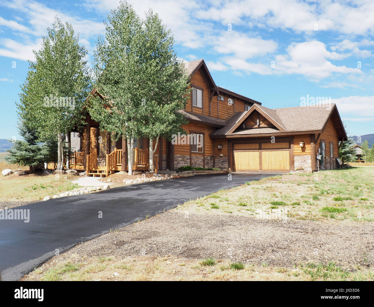 Maisons de style en bois typiques trouvés dans le Colorado. Les maisons ont un style rustique et sont parfois faites de billes. Banque D'Images