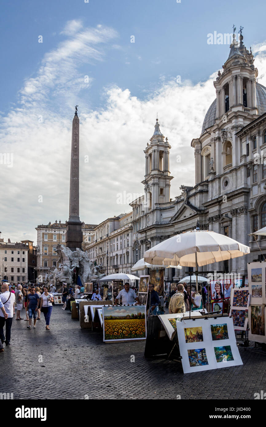 Rome, Italie - 23 août 2015 : artiste vente de peintures et de souvenirs et se promener les touristes sur la Piazza Navona Banque D'Images