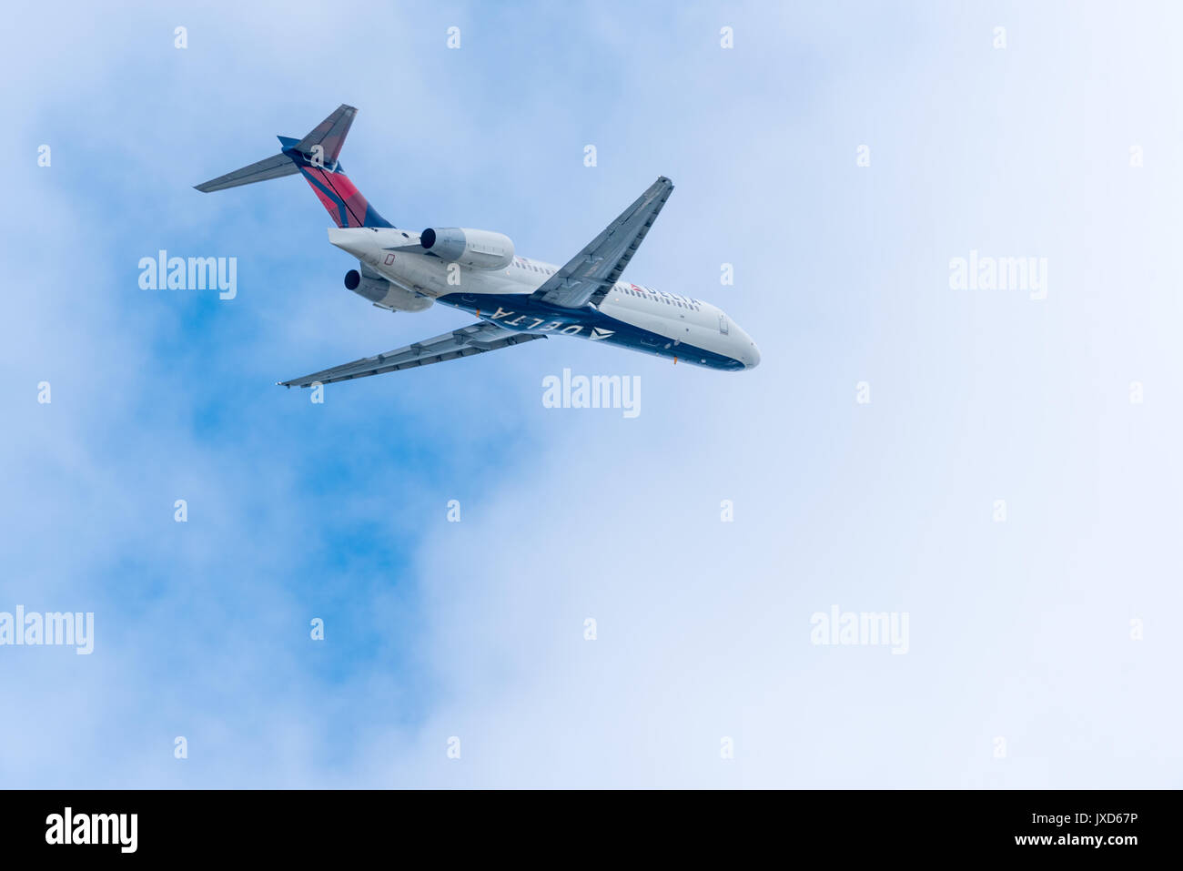 Delta Air Lines passenger jet volant dans les nuages. Banque D'Images