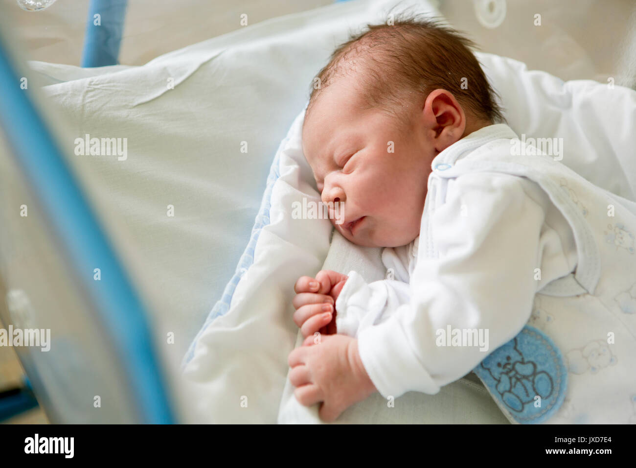Beau Bebe Nouveau Ne Garcon Fixant En Creche De L Hopital Prenatale Photo Stock Alamy