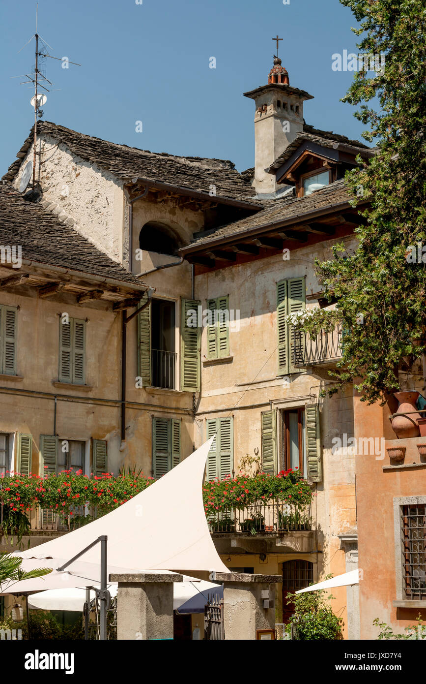 Vieux bâtiment autour d'une cour pittoresque dans village touristique historique, tourné sur un jour à Orta San Giulio, Novara, Cusio, Italie Banque D'Images