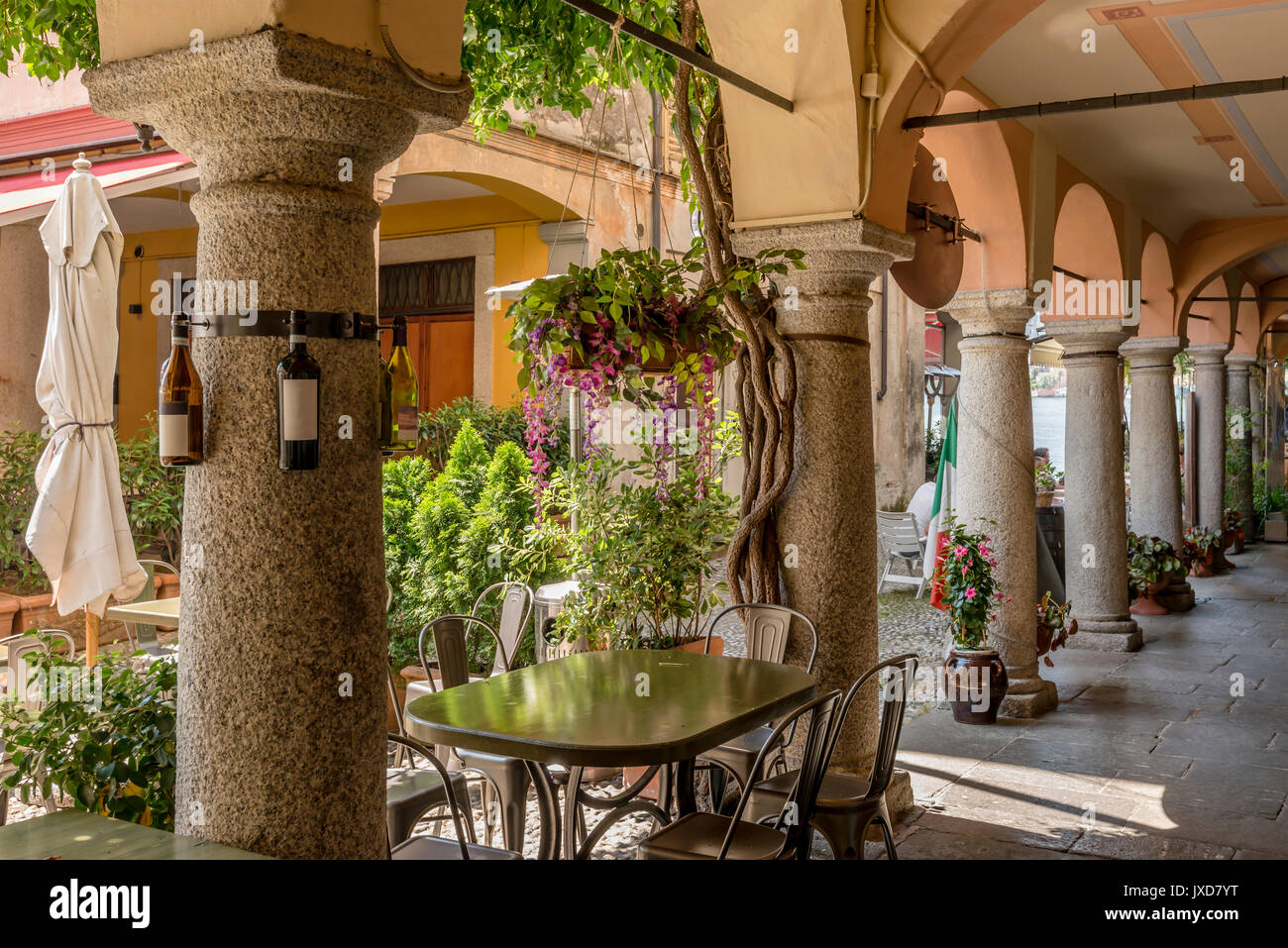 Raccourcissement des colonnes de pierres de l'ancien passage couvert dans village touristique historique, tourné sur un jour à Orta San Giulio, Novara, Cusio, J Banque D'Images