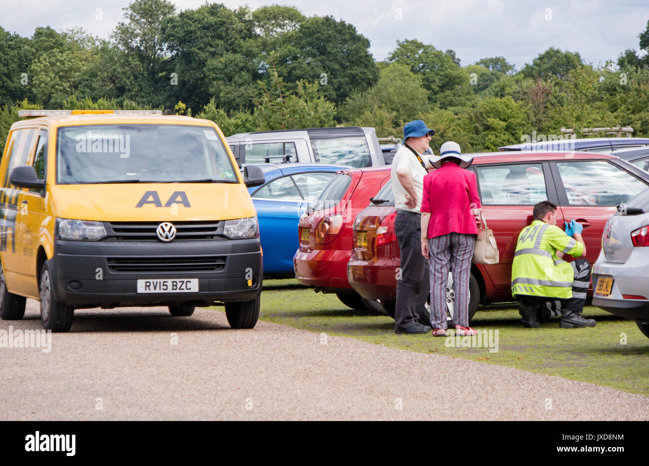 Vieux couple verrouillé son véhicule avec le personnel de patrouille AA, England, UK Banque D'Images
