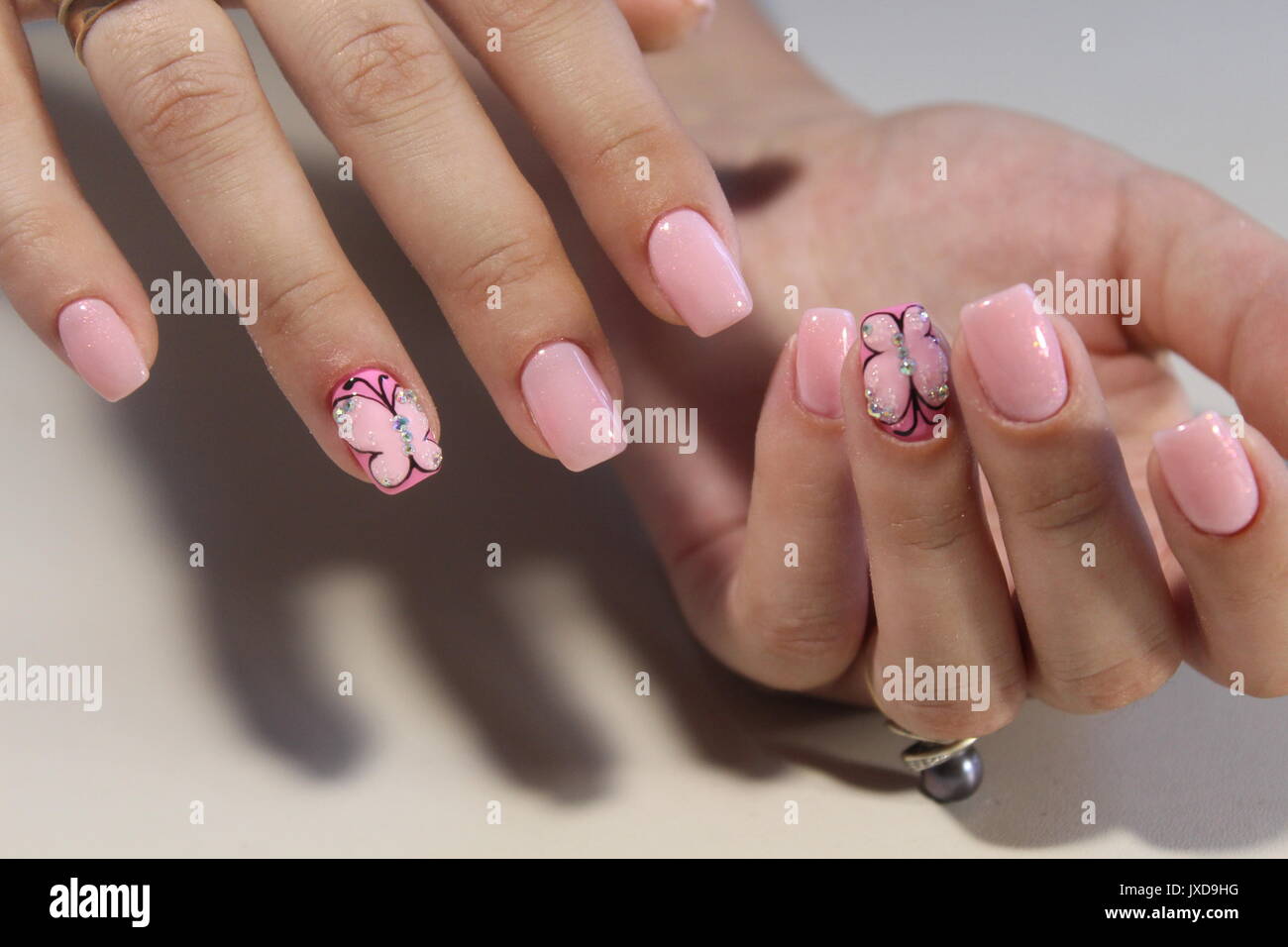 Manucure nail design pour les belles filles, l'été 2017 Banque D'Images