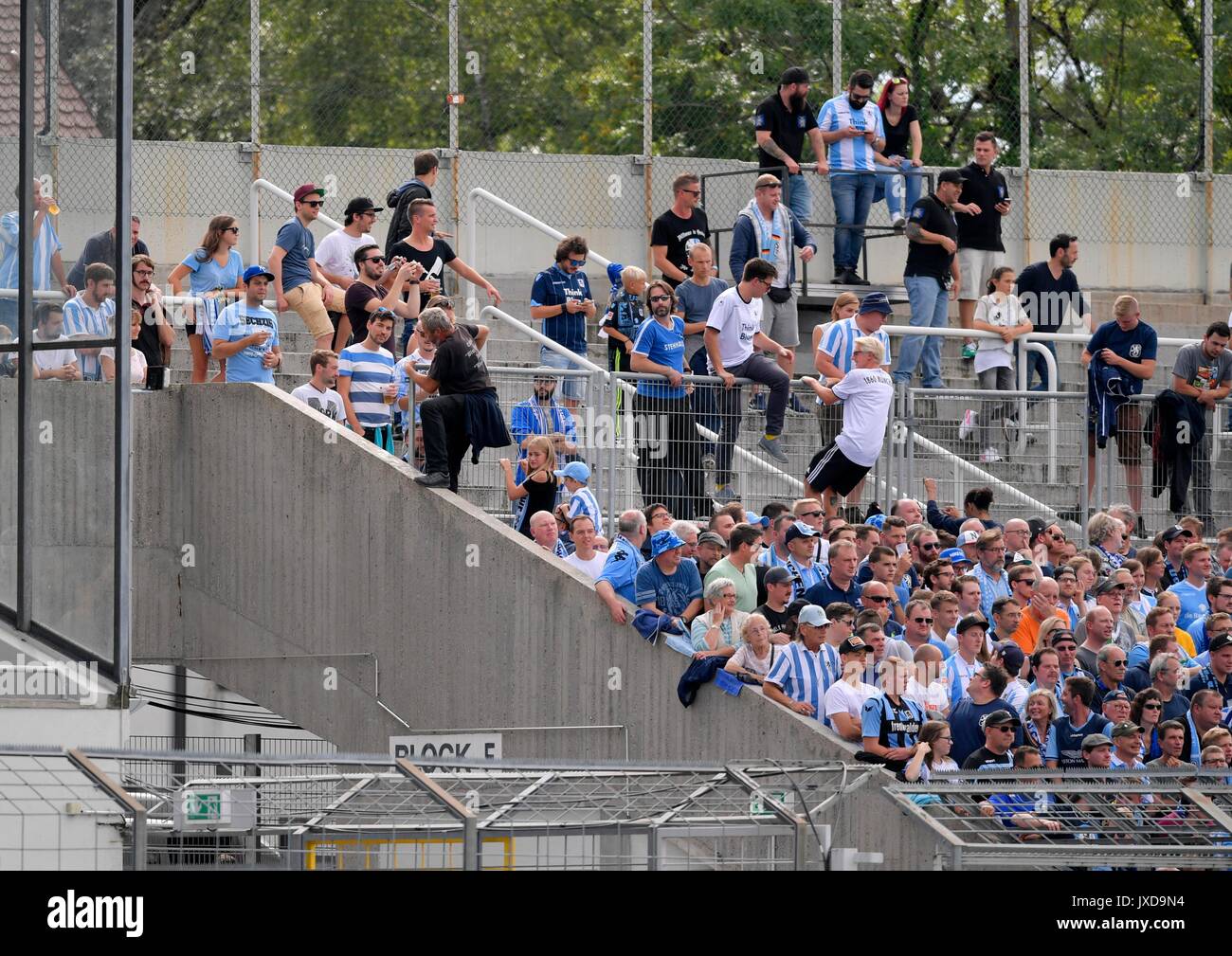 13.08.2017, Fussball DFB Pokal 2017-2018, 1. Runde, TSV 1860 München - FC Ingolstadt 04, im Städtischen Stadion an der Grünwalderstrasse à München. Versuchen den Löwenfans Tribünenbereich leeren weil gesperrten durch der überklettern Zäune zu erreichen. Photo : Cronos/MIS Banque D'Images