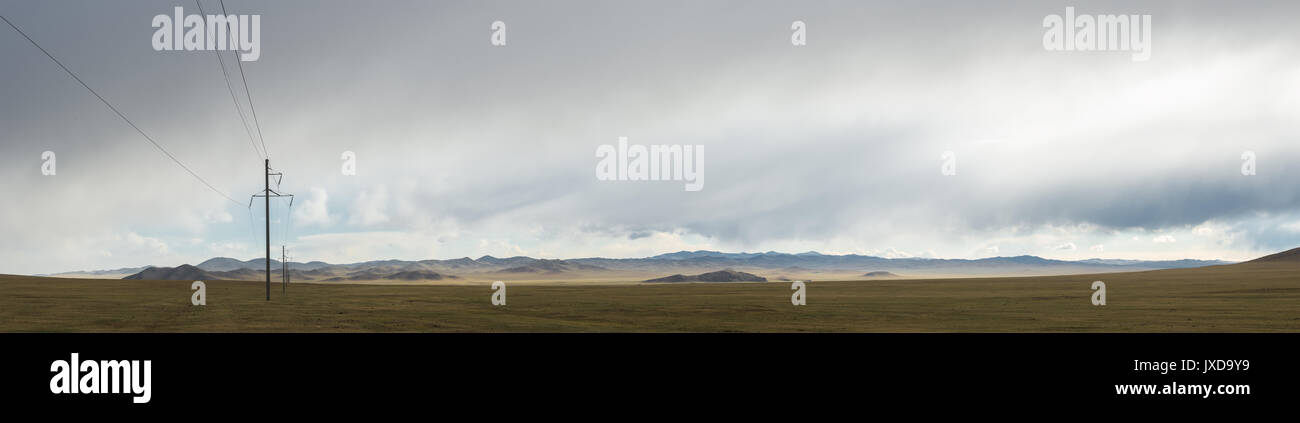 Pylônes de transmission d'énergie électrique sur les prairies de la Mongolie intérieure au lever du soleil Banque D'Images