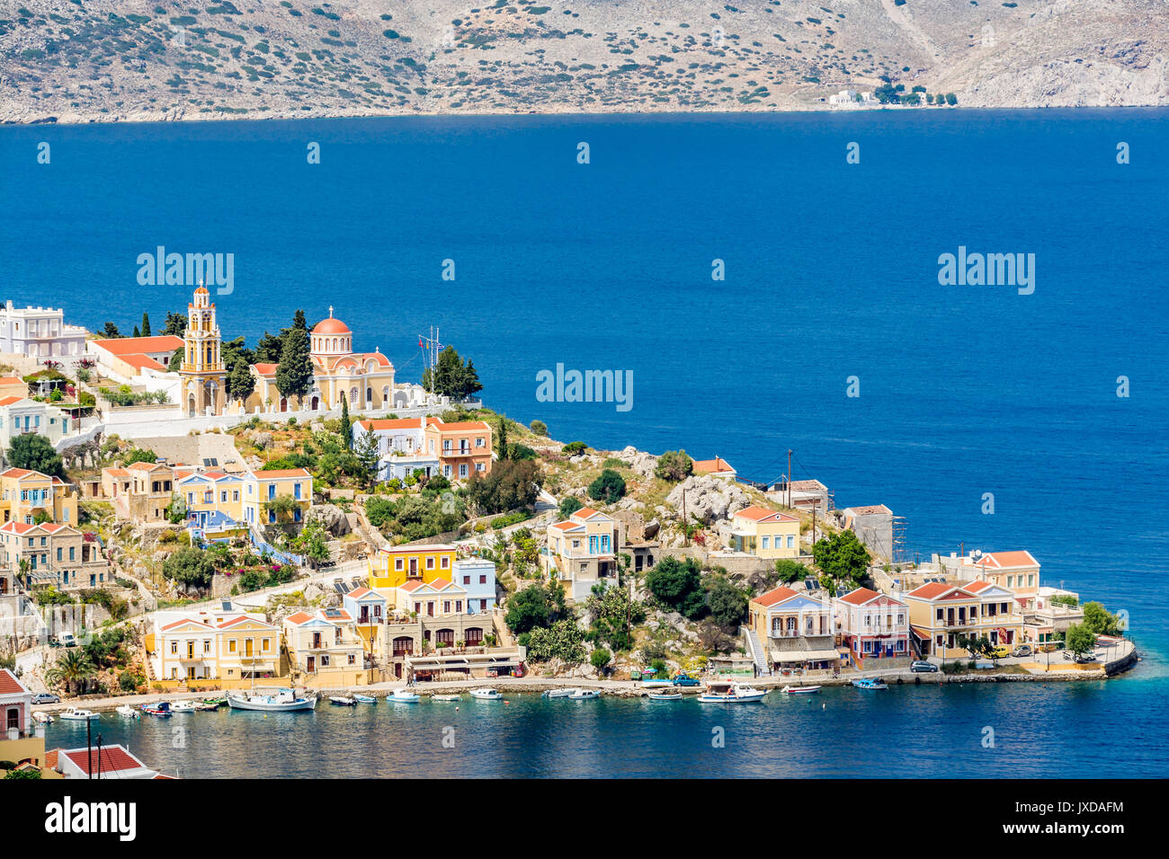 L'île de Symi (SIMI), sur une belle journée d'été. Près de l'île de Rhodes, Grèce. Banque D'Images