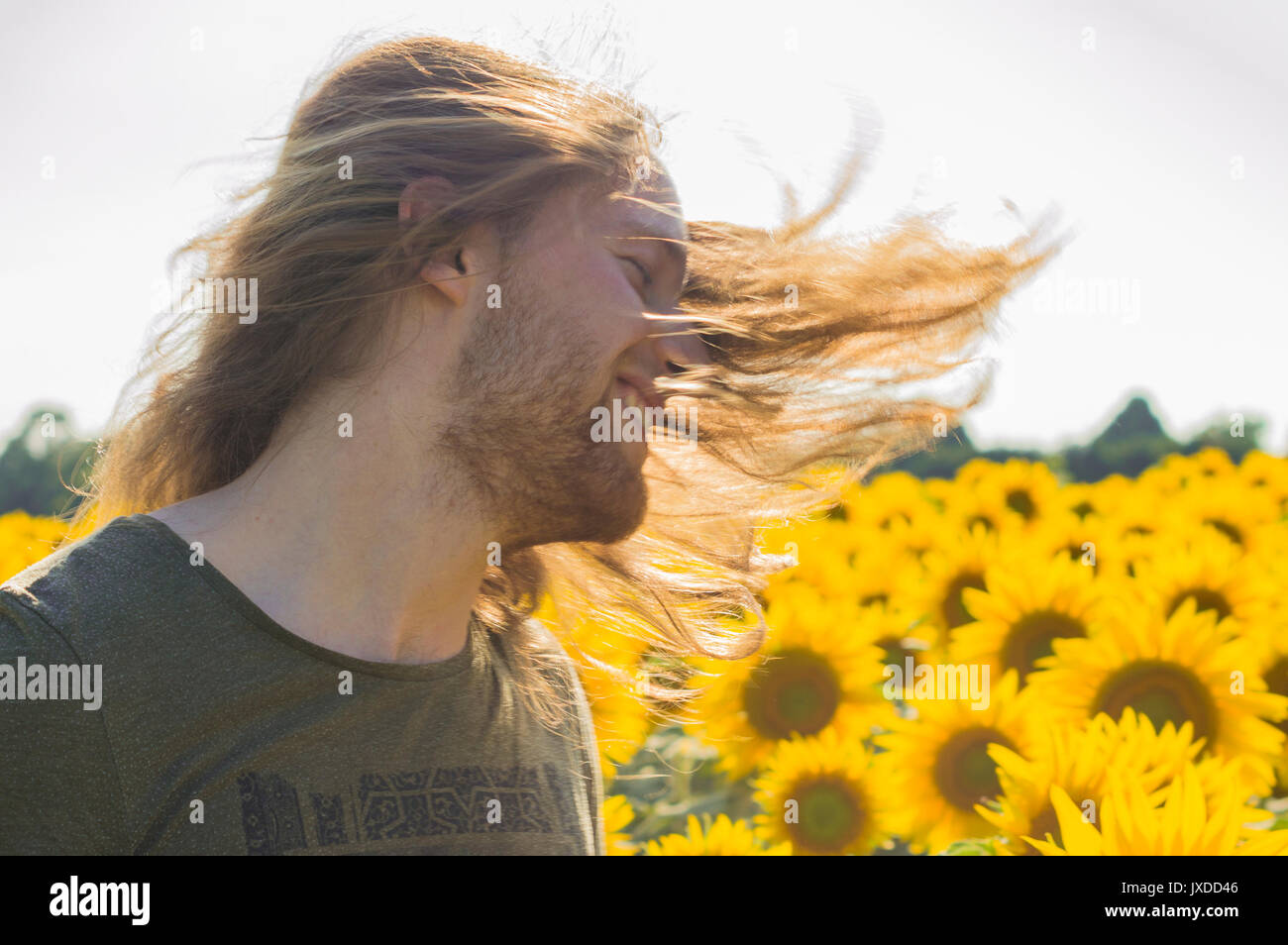Young caucasian man avec ses cheveux au vent Banque D'Images